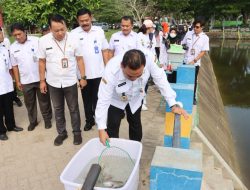 Bupati Tebar Benih Ikan di Embung Rowo