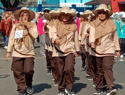 Tampil Kompak Ratusan Guru SMP di Kudus Meriahkan HUT RI ke -79, lomba Gerak Jalan