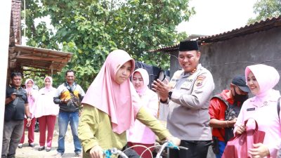 Kapolres Blora Belikan Sepeda untuk Shafira, Siswi SMPLB Randublatung